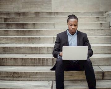 Bør du oppgi adressen din på CV-en din i 2025?