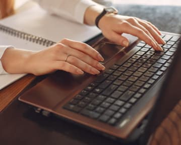 Slik bruker du ChatGPT til å skrive en CV (+ raske tips)